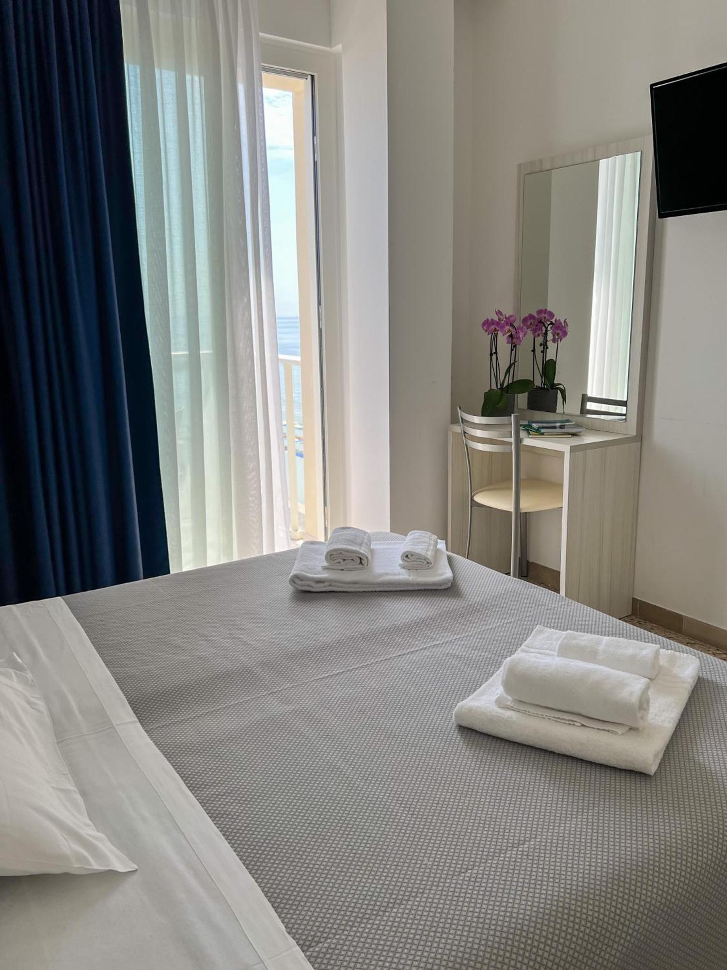 Hotel Ideal Cupra Marittima Buitenkant foto